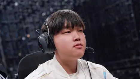 全球总决赛八强对阵T1对战JDG：Faker与Knight中路对决，英雄联盟赛事分析与电竞战队战术对比-电竞比分网